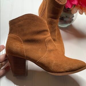 Urban Outfitters Suede Ankle Bootie - 8M. MCA1286B